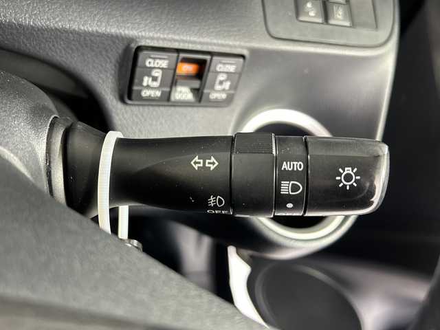 トヨタ シエンタ ハイブリッド G 佐賀県 2016(平28)年 5.4万km ブラックマイカ 純正7インチナビ/フルセグTV/CD/DVD/Bluetooth/バックカメラ/アルパイン製10.2インチフリップダウンモニター/衝突被害軽減システム/車線逸脱警報/先行車発進告知機能/横滑り防止装置/オートライト/オートマチックハイビーム/LEDヘッドライト/フォグライト/ビルトインETC/前方ドライブレコーダー/両側パワースライドドア/ISOFIX対応シート/運転席・助手席シートヒーター/純正フロアマット/純正ドアバイザー/社外15インチアルミホイール/ステアリングスイッチ/電動格納ミラー/スマートキー×２