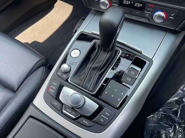 アウディ Ａ６ アバント 2．0 TFSI クワトロ 道北・旭川 2017(平29)年 6.4万km 黒 メーカーOPメモリーナビ(BT/CD/SD/フルセグ)/レザーシート/全方位カメラ/パドルシフト/パワーバックドア/コーナーセンサー/社外エンジンスターター/革巻きステアリング/前後ドライブレコーダー/スマートキー/保証書/取説