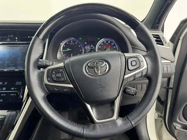 トヨタ ハリアー プレミアム 愛知県 2018(平30)年 6.9万km ホワイトパールクリスタルシャイン 純正9インチナビ　/（フルセグ/BT/CD/DVD） /レーダークルーズコントロール　/バックモニター　/コーナーセンサー　/衝突軽減システム　/レーンキープアシスト　/電動リアゲート　/ハーフレザーシート　/運転席パワーシート　/ドライブレコーダー/ETC/純正AW　
