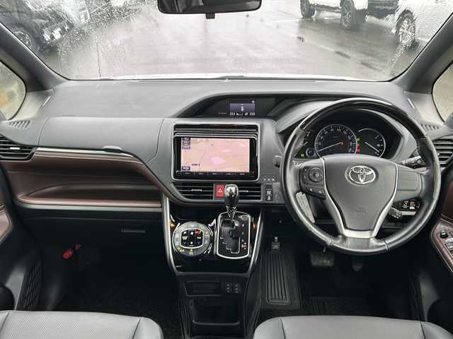 トヨタ エスクァイア Gi 岐阜県 2016(平28)年 3.9万km シルバーM 登録時走行距離38717km/サンルーフ/純正9インチナビ/フルセグTV/バックカメラ/CD DVD再生可能/Bluetooth/ドライブレコーダー/クル―ズコントロール/ハーフレザーシート/シートヒーター/WAC/フォグランプ/プッシュスタート/スマートキー/スペアキー