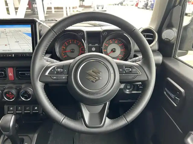 スズキ ジムニー XC 静岡県 2022(令4)年 0.8万km シフォンアイボリーM 背面タイヤ/純正フロアマット/純正アルミ/フルセグテレビ/メモリナビ/ETC/バックカメラ/LEDヘッドライト/ターボ