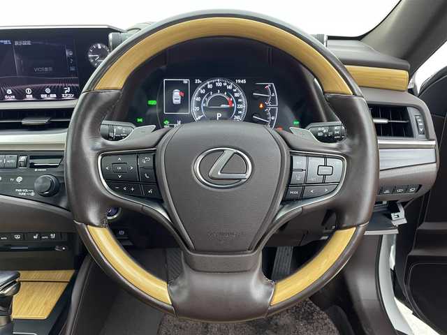 レクサス ＥＳ 300h バージョンL 宮城県 2019(令1)年 2.8万km ソニッククォーツ ムーンルーフ/三眼LEDヘッドランプ/ヘーゼル内装/純正ナビ/(AM/FM/SD/USB/BT/TV/AUX/CD/DVD/Miracast)/パノラミックビューモニター/ETC2.0/前方ドライブレコーダー/レーダークルーズコントロール/BSM/HUD/レザーシート/パワーシート/シートメモリー/シートヒーター/エアシート/パドルシフト/プッシュスタート/スマートキー/スペアキー/オートライト/オートマチックハイビーム/シーケンシャルウィンカー/純正フロアマット/純正18インチアルミホイール