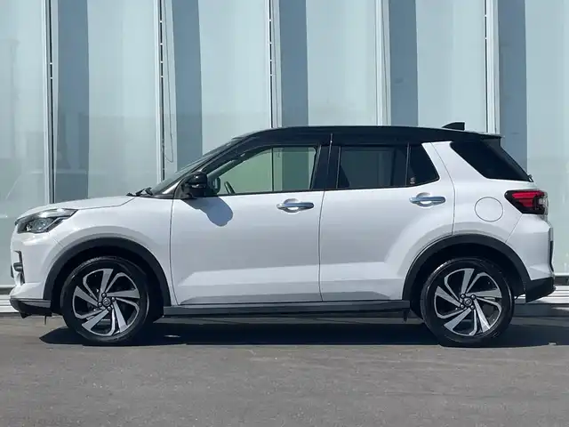 トヨタ ライズ Z 神奈川県 2020(令2)年 2万km ブラックマイカメタリック/シャイニングホワイトパール 純正9インチナビゲーション(NSZT-Y68T)/CD/DVD/Bluetooth/フルセグTV/バックカメラ/全周囲カメラ/シートヒーター/コーナーセンサー/衝突軽減装置/オートクルーズコントロール/純正アルミホイール/ETC/ドライブレコーダー/コーナーセンサー/ドアバイザー/取扱説明書/保証書