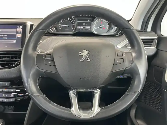 プジョー ２００８ アリュール 静岡県 2017(平29)年 3.1万km ネイクルホワイト パノラミックガラスルーフ/アクティブシティブレーキ/純正ナビ/フルセグTV/Bluetooth/PDC/クルーズコントロール/ハーフレザーシート/純正16インチAW/ETC