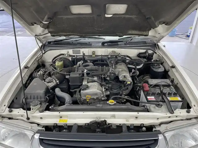 トヨタ ハイラックス サーフ SSR－V 茨城県 2000(平12)年 5.5万km ホワイト/ホワイト 4WD/ポータブルナビ/純正オーディオ/ETC/ルーフレール/キーレス/ドアバイザー/純正フロアマット