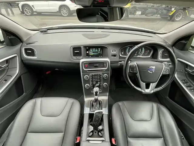 ボルボ Ｖ６０ D4 SE 静岡県 2016(平28)年 2.7万km アイスホワイト 黒革シート/メモリー付きパワーシート/純正ナビ/(Bluetooth/CD/iPod/USB/AUX/ワンセグ)/BLIS/アダブティブクルーズコントロール/バックカメラ/アクティブハイビーム/純正17インチアルミホイール/ETC/純正フロアマット/スマートキー /保証書/取扱説明書