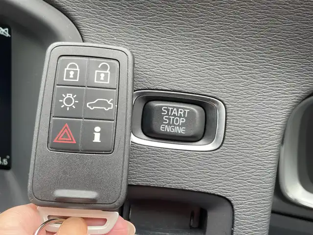 ボルボ Ｖ６０ D4 SE 静岡県 2016(平28)年 2.7万km アイスホワイト 黒革シート/メモリー付きパワーシート/純正ナビ/(Bluetooth/CD/iPod/USB/AUX/ワンセグ)/BLIS/アダブティブクルーズコントロール/バックカメラ/アクティブハイビーム/純正17インチアルミホイール/ETC/純正フロアマット/スマートキー /保証書/取扱説明書