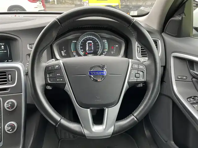 ボルボ Ｖ６０ D4 SE 静岡県 2016(平28)年 2.7万km アイスホワイト 黒革シート/メモリー付きパワーシート/純正ナビ/(Bluetooth/CD/iPod/USB/AUX/ワンセグ)/BLIS/アダブティブクルーズコントロール/バックカメラ/アクティブハイビーム/純正17インチアルミホイール/ETC/純正フロアマット/スマートキー /保証書/取扱説明書