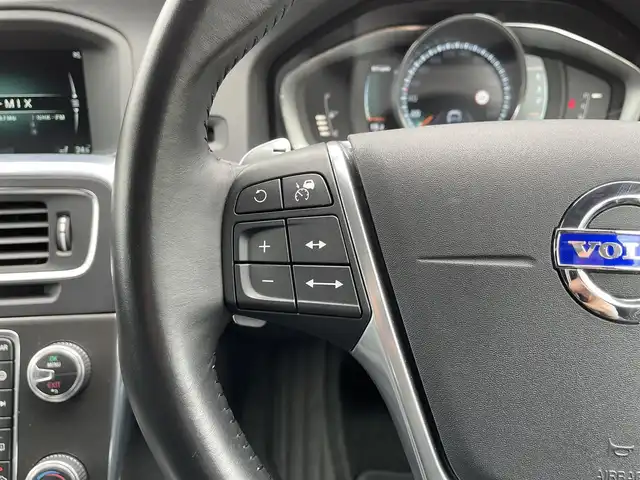 ボルボ Ｖ６０ D4 SE 静岡県 2016(平28)年 2.7万km アイスホワイト 黒革シート/メモリー付きパワーシート/純正ナビ/(Bluetooth/CD/iPod/USB/AUX/ワンセグ)/BLIS/アダブティブクルーズコントロール/バックカメラ/アクティブハイビーム/純正17インチアルミホイール/ETC/純正フロアマット/スマートキー /保証書/取扱説明書