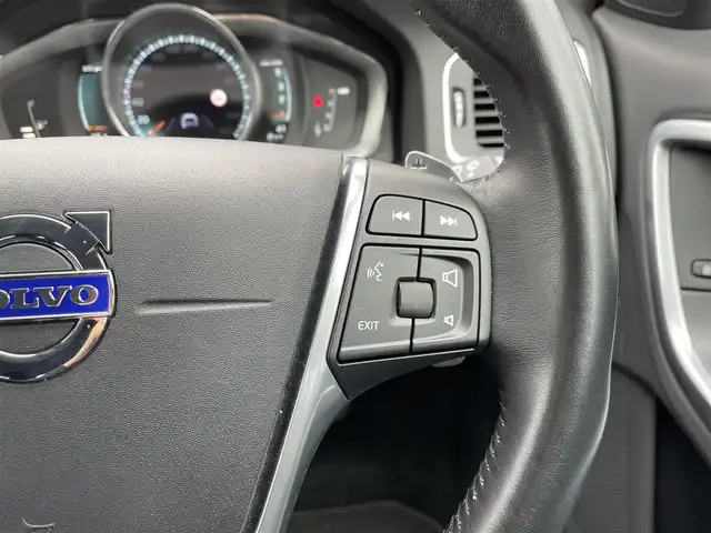 ボルボ Ｖ６０ D4 SE 静岡県 2016(平28)年 2.7万km アイスホワイト 黒革シート/メモリー付きパワーシート/純正ナビ/(Bluetooth/CD/iPod/USB/AUX/ワンセグ)/BLIS/アダブティブクルーズコントロール/バックカメラ/アクティブハイビーム/純正17インチアルミホイール/ETC/純正フロアマット/スマートキー /保証書/取扱説明書