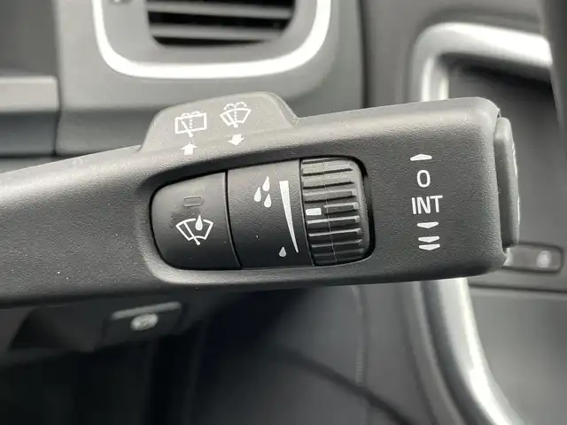 ボルボ Ｖ６０ D4 SE 静岡県 2016(平28)年 2.7万km アイスホワイト 黒革シート/メモリー付きパワーシート/純正ナビ/(Bluetooth/CD/iPod/USB/AUX/ワンセグ)/BLIS/アダブティブクルーズコントロール/バックカメラ/アクティブハイビーム/純正17インチアルミホイール/ETC/純正フロアマット/スマートキー /保証書/取扱説明書