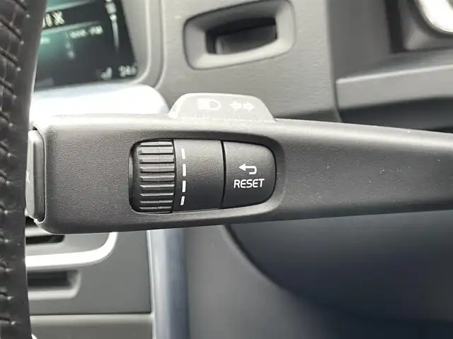 ボルボ Ｖ６０ D4 SE 静岡県 2016(平28)年 2.7万km アイスホワイト 黒革シート/メモリー付きパワーシート/純正ナビ/(Bluetooth/CD/iPod/USB/AUX/ワンセグ)/BLIS/アダブティブクルーズコントロール/バックカメラ/アクティブハイビーム/純正17インチアルミホイール/ETC/純正フロアマット/スマートキー /保証書/取扱説明書