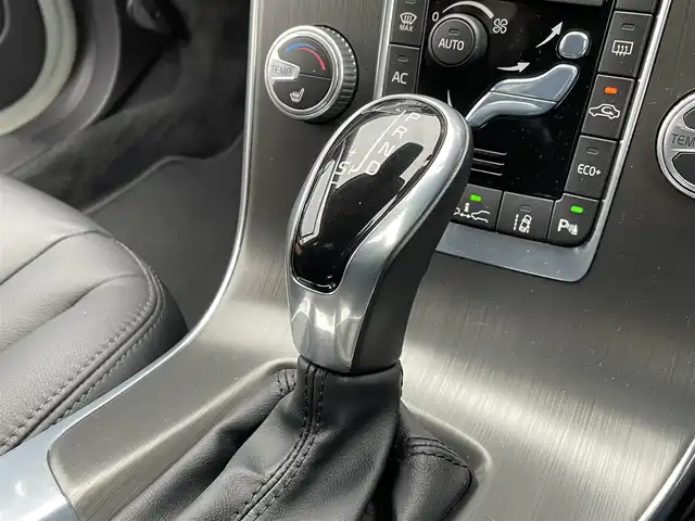 ボルボ Ｖ６０ D4 SE 静岡県 2016(平28)年 2.7万km アイスホワイト 黒革シート/メモリー付きパワーシート/純正ナビ/(Bluetooth/CD/iPod/USB/AUX/ワンセグ)/BLIS/アダブティブクルーズコントロール/バックカメラ/アクティブハイビーム/純正17インチアルミホイール/ETC/純正フロアマット/スマートキー /保証書/取扱説明書