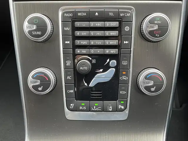 ボルボ Ｖ６０ D4 SE 静岡県 2016(平28)年 2.7万km アイスホワイト 黒革シート/メモリー付きパワーシート/純正ナビ/(Bluetooth/CD/iPod/USB/AUX/ワンセグ)/BLIS/アダブティブクルーズコントロール/バックカメラ/アクティブハイビーム/純正17インチアルミホイール/ETC/純正フロアマット/スマートキー /保証書/取扱説明書