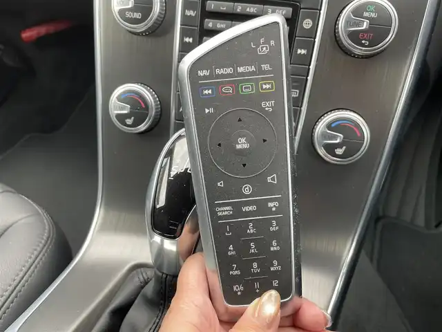 ボルボ Ｖ６０ D4 SE 静岡県 2016(平28)年 2.7万km アイスホワイト 黒革シート/メモリー付きパワーシート/純正ナビ/(Bluetooth/CD/iPod/USB/AUX/ワンセグ)/BLIS/アダブティブクルーズコントロール/バックカメラ/アクティブハイビーム/純正17インチアルミホイール/ETC/純正フロアマット/スマートキー /保証書/取扱説明書