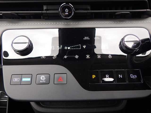 日産 セレナ e－パワー ルキシオン 千葉県 2023(令5)年 3.4万km パールⅡ エマージェンシーブレーキ/プロパイロット/インテリジェントクルーズコントロール/インテリジェントルームミラー/ハンズフリー両側パワースライドドア/各席シートヒーター/12.3インチ純正コネクトナビ/地デジTV/【Bluetooth接続】/アラウンドビューモニター/ドライブレコーダー/ワイヤレス充電/ヘッドアップディスプレイ/革巻きステアリング/ステアリングスイッチ/ETC（2.0）/LEDヘッドライト/フォグライト/ウインカーミラー/コーナーセンサー/純正16インチアルミホイル/サイド/カーテンエアバッグ/インテリジェントキー