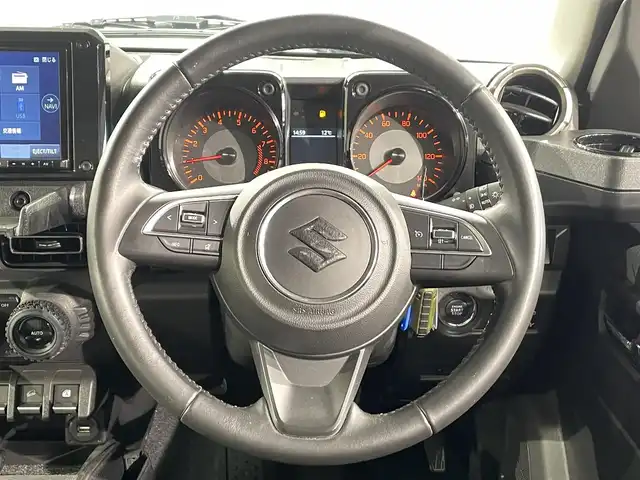 スズキ ジムニー XC 愛知県 2020(令2)年 2.5万km ジャングルグリーン 純正8インチナビ/衝突軽減ブレーキ/ビルトインETC/シートヒーター/LEDヘッドライト/バックカメラ/クルーズコントロール/ドライブレコーダー/フルセグTV/Bluetooth/レーンキープアシスト/オートハイビーム/ダウンヒルアシスト/プッシュスタート/USB接続/スマートキー/CD/DVD再生/ミュージックサーバー/ミュージックプレイヤー接続/純正ラバーマット/純正アルミホイール/オートライト/禁煙車/4WD/トランスファーレバー/ウィンカーミラー/電動格納ミラー/ドアバイザー/ルーフキャリア/フォグランプ/革調シートカバー/ステアリングリモコン/横滑り防止装置/ヘッドライトウォッシャー/盗難警報装着車/背面タイヤ/純正マッドフラップ