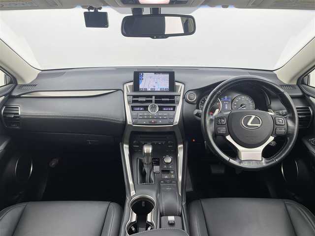 レクサス ＮＸ 200t Iパッケージ 大分県 2016(平28)年 4.4万km ソニッククォーツ 純正SDナビ/【フルセグTV、DVD、Blu-ray、BT対応】/ステアリングスイッチ/バック、サイドカメラ/電動パーキング/オートホールド機能/ビルトインETC2.0/前方ドライブレコーダー/ステアリングヒーター/クルーズコントロール/パドルシフト/パワーバックドア/黒革シート/・前席パワーシート/シートヒーター/アイドリングストップ/横滑り防止装置/電動格納ミラー/純正フロアマット/オートライト/3眼LEDヘッドライト/フォグランプ/純正18インチアルミホイール