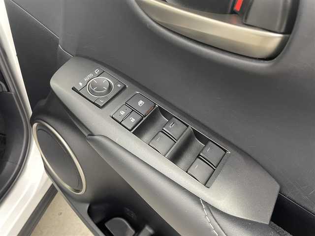 レクサス ＮＸ 200t Iパッケージ 大分県 2016(平28)年 4.4万km ソニッククォーツ 純正SDナビ/【フルセグTV、DVD、Blu-ray、BT対応】/ステアリングスイッチ/バック、サイドカメラ/電動パーキング/オートホールド機能/ビルトインETC2.0/前方ドライブレコーダー/ステアリングヒーター/クルーズコントロール/パドルシフト/パワーバックドア/黒革シート/・前席パワーシート/シートヒーター/アイドリングストップ/横滑り防止装置/電動格納ミラー/純正フロアマット/オートライト/3眼LEDヘッドライト/フォグランプ/純正18インチアルミホイール
