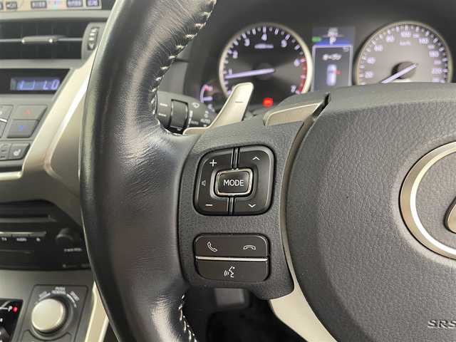 レクサス ＮＸ 200t Iパッケージ 大分県 2016(平28)年 4.4万km ソニッククォーツ 純正SDナビ/【フルセグTV、DVD、Blu-ray、BT対応】/ステアリングスイッチ/バック、サイドカメラ/電動パーキング/オートホールド機能/ビルトインETC2.0/前方ドライブレコーダー/ステアリングヒーター/クルーズコントロール/パドルシフト/パワーバックドア/黒革シート/・前席パワーシート/シートヒーター/アイドリングストップ/横滑り防止装置/電動格納ミラー/純正フロアマット/オートライト/3眼LEDヘッドライト/フォグランプ/純正18インチアルミホイール