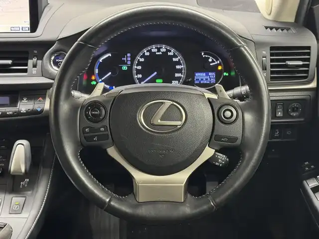 レクサス ＣＴ 200h バージョンC 三重県 2014(平26)年 3.2万km レッドマイカクリスタルシャイン ハイブリッド/FF/MTモード付インパネCVT/純正 7インチナビ/（AM/FM/CD/DVD/Blu-ray/SD/SDREC/USB/VTR/AUX）/バックガイドモニター/ドドライブレコーダー 前方/ビルトイン ETC/安全/・【OP】プリクラッシュセーフティ［PCS］/・【OP】レーダークルコン/・【OP】クリアランスソナー＆バックソナー/・ABS/装備/・【OP】L-texシート（合皮：運転席ポジションメモリー付）/・【OP】寒冷地仕様（ウインドシールドデアイサー、リヤフォグランプ、ヘッドランプクリーナー等）/・シートヒーター（D/N）/・パワーシート（D8way/N4way）/・左右独立オートエアコン/・【OP】215/45R17タイヤ＆純正17inAW/・【OP】LEDヘッドランプ＋クリアランスランプ/・【OP】LEDフロントフォグランプ/・自動防眩ルームミラー/・車両接近通報装置/・電動コーナーポール/・保/取/ナビ取/・プッシュスタート/・スマートキーx1