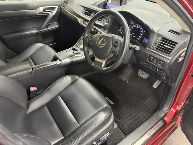 レクサス ＣＴ 200h バージョンC 三重県 2014(平26)年 3.2万km レッドマイカクリスタルシャイン ハイブリッド/FF/MTモード付インパネCVT/純正 7インチナビ/（AM/FM/CD/DVD/Blu-ray/SD/SDREC/USB/VTR/AUX）/バックガイドモニター/ドドライブレコーダー 前方/ビルトイン ETC/安全/・【OP】プリクラッシュセーフティ［PCS］/・【OP】レーダークルコン/・【OP】クリアランスソナー＆バックソナー/・ABS/装備/・【OP】L-texシート（合皮：運転席ポジションメモリー付）/・【OP】寒冷地仕様（ウインドシールドデアイサー、リヤフォグランプ、ヘッドランプクリーナー等）/・シートヒーター（D/N）/・パワーシート（D8way/N4way）/・左右独立オートエアコン/・【OP】215/45R17タイヤ＆純正17inAW/・【OP】LEDヘッドランプ＋クリアランスランプ/・【OP】LEDフロントフォグランプ/・自動防眩ルームミラー/・車両接近通報装置/・電動コーナーポール/・保/取/ナビ取/・プッシュスタート/・スマートキーx1