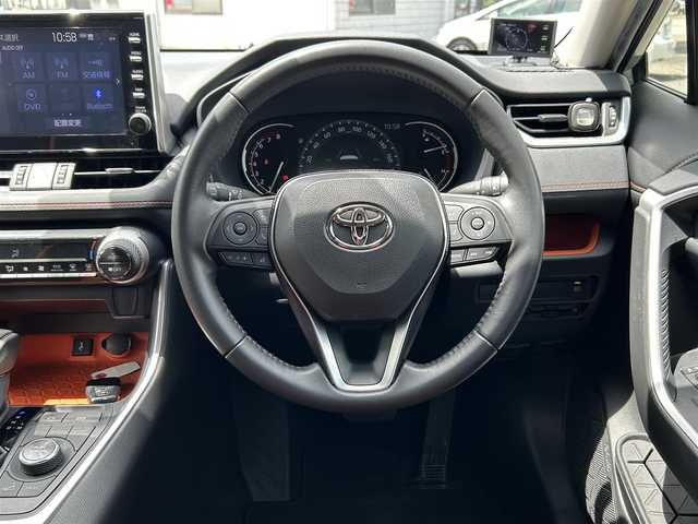 トヨタ ＲＡＶ４ アドベンチャー 福岡県 2021(令3)年 4.5万km アーバンカーキ ワンオーナー/パノラマルーフ/純正9インチディスプレイオーディオ/　（AM/FM/Bluetooth/Miracast）/バックカメラ/トヨタセーフティーセンス/・プリクラッシュセーフティ/・レーントレーシングアシスト/・オートマチックハイビーム/・ロードサインアシスト/・レーダークルーズコントロール/・先行車発進告知機能/横滑り防止機能/オートライト/ブラインドスポッドモニター/コナーセンサー/クリアランスソナー/ダウンヒルアシストコントロールシステム/純正19インチアルミホイール/ルーフレール/黒色レザーシート/黒/オレンジシートカバー/パワーシート（D席）/ビルトインETC/KENWOOD製　前後方向ドライブレコーダー【DRV-MR450】/コムテック製　レーダー探知機【ZERO 307LV】/トランクマット/プッシュスタート/電格ウインカーミラー/ドアバイザー/盗難防止装置/電源ソケット×2/USB端子×5/純正フロアマット/スペアキー×1/保証書/取扱説明書/ナビ取扱説明書