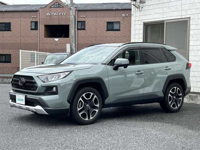 トヨタ ＲＡＶ４ アドベンチャー 福岡県 2021(令3)年 4.5万km アーバンカーキ ワンオーナー/パノラマルーフ/純正9インチディスプレイオーディオ/　（AM/FM/Bluetooth/Miracast）/バックカメラ/トヨタセーフティーセンス/・プリクラッシュセーフティ/・レーントレーシングアシスト/・オートマチックハイビーム/・ロードサインアシスト/・レーダークルーズコントロール/・先行車発進告知機能/横滑り防止機能/オートライト/ブラインドスポッドモニター/コナーセンサー/クリアランスソナー/ダウンヒルアシストコントロールシステム/純正19インチアルミホイール/ルーフレール/黒色レザーシート/黒/オレンジシートカバー/パワーシート（D席）/ビルトインETC/KENWOOD製　前後方向ドライブレコーダー【DRV-MR450】/コムテック製　レーダー探知機【ZERO 307LV】/トランクマット/プッシュスタート/電格ウインカーミラー/ドアバイザー/盗難防止装置/電源ソケット×2/USB端子×5/純正フロアマット/スペアキー×1/保証書/取扱説明書/ナビ取扱説明書
