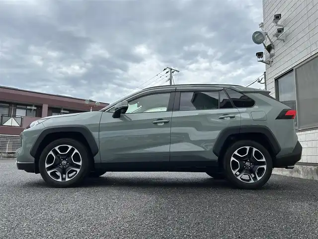 トヨタ ＲＡＶ４ アドベンチャー 福岡県 2021(令3)年 4.5万km アーバンカーキ ワンオーナー/パノラマルーフ/純正9インチディスプレイオーディオ/　（AM/FM/Bluetooth/Miracast）/バックカメラ/トヨタセーフティーセンス/・プリクラッシュセーフティ/・レーントレーシングアシスト/・オートマチックハイビーム/・ロードサインアシスト/・レーダークルーズコントロール/・先行車発進告知機能/横滑り防止機能/オートライト/ブラインドスポッドモニター/コナーセンサー/クリアランスソナー/ダウンヒルアシストコントロールシステム/純正19インチアルミホイール/ルーフレール/黒色レザーシート/黒/オレンジシートカバー/パワーシート（D席）/ビルトインETC/KENWOOD製　前後方向ドライブレコーダー【DRV-MR450】/コムテック製　レーダー探知機【ZERO 307LV】/トランクマット/プッシュスタート/電格ウインカーミラー/ドアバイザー/盗難防止装置/電源ソケット×2/USB端子×5/純正フロアマット/スペアキー×1/保証書/取扱説明書/ナビ取扱説明書