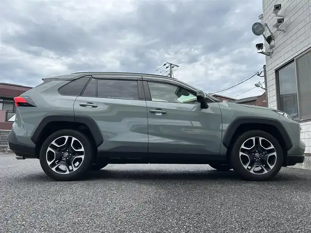 トヨタ ＲＡＶ４ アドベンチャー 福岡県 2021(令3)年 4.5万km アーバンカーキ ワンオーナー/パノラマルーフ/純正9インチディスプレイオーディオ/　（AM/FM/Bluetooth/Miracast）/バックカメラ/トヨタセーフティーセンス/・プリクラッシュセーフティ/・レーントレーシングアシスト/・オートマチックハイビーム/・ロードサインアシスト/・レーダークルーズコントロール/・先行車発進告知機能/横滑り防止機能/オートライト/ブラインドスポッドモニター/コナーセンサー/クリアランスソナー/ダウンヒルアシストコントロールシステム/純正19インチアルミホイール/ルーフレール/黒色レザーシート/黒/オレンジシートカバー/パワーシート（D席）/ビルトインETC/KENWOOD製　前後方向ドライブレコーダー【DRV-MR450】/コムテック製　レーダー探知機【ZERO 307LV】/トランクマット/プッシュスタート/電格ウインカーミラー/ドアバイザー/盗難防止装置/電源ソケット×2/USB端子×5/純正フロアマット/スペアキー×1/保証書/取扱説明書/ナビ取扱説明書