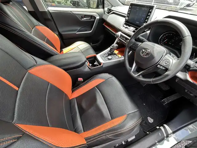 トヨタ ＲＡＶ４ アドベンチャー 福岡県 2021(令3)年 4.5万km アーバンカーキ ワンオーナー/パノラマルーフ/純正9インチディスプレイオーディオ/　（AM/FM/Bluetooth/Miracast）/バックカメラ/トヨタセーフティーセンス/・プリクラッシュセーフティ/・レーントレーシングアシスト/・オートマチックハイビーム/・ロードサインアシスト/・レーダークルーズコントロール/・先行車発進告知機能/横滑り防止機能/オートライト/ブラインドスポッドモニター/コナーセンサー/クリアランスソナー/ダウンヒルアシストコントロールシステム/純正19インチアルミホイール/ルーフレール/黒色レザーシート/黒/オレンジシートカバー/パワーシート（D席）/ビルトインETC/KENWOOD製　前後方向ドライブレコーダー【DRV-MR450】/コムテック製　レーダー探知機【ZERO 307LV】/トランクマット/プッシュスタート/電格ウインカーミラー/ドアバイザー/盗難防止装置/電源ソケット×2/USB端子×5/純正フロアマット/スペアキー×1/保証書/取扱説明書/ナビ取扱説明書
