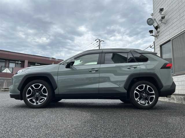 トヨタ ＲＡＶ４ アドベンチャー 道東・釧路十勝 2021(令3)年 4.5万km アーバンカーキ ・ワンオーナー/・パノラマルーフ/・純正9インチディスプレイオーディオ/　（AM/FM/Bluetooth/Miracast）/・バックカメラ/・トヨタセーフティーセンス/・プリクラッシュセーフティ/・レーントレーシングアシスト/・オートマチックハイビーム/・ロードサインアシスト/・レーダークルーズコントロール/・先行車発進告知機能/・横滑り防止機能/・オートライト/・ブラインドスポッドモニター/・コナーセンサー/・クリアランスソナー/・ダウンヒルアシストコントロールシステム/・純正19インチアルミホイール/・ルーフレール/・黒色レザーシート/・黒/オレンジシートカバー/・パワーシート（D席）/・ビルトインETC/・KENWOOD製　前後方向ドライブレコーダー/・コムテック製　レーダー探知機/・トランクマット/・プッシュスタート/・電格ウインカーミラー/・ドアバイザー/・盗難防止装置/・電源ソケット×2/・USB端子×5/・純正フロアマット/・保証書/・取扱説明書/・ナビ取扱説明書