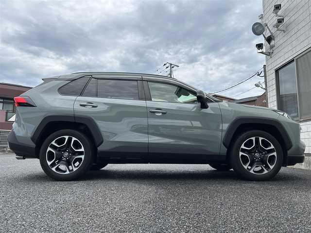 トヨタ ＲＡＶ４ アドベンチャー 道東・釧路十勝 2021(令3)年 4.5万km アーバンカーキ ・ワンオーナー/・パノラマルーフ/・純正9インチディスプレイオーディオ/　（AM/FM/Bluetooth/Miracast）/・バックカメラ/・トヨタセーフティーセンス/・プリクラッシュセーフティ/・レーントレーシングアシスト/・オートマチックハイビーム/・ロードサインアシスト/・レーダークルーズコントロール/・先行車発進告知機能/・横滑り防止機能/・オートライト/・ブラインドスポッドモニター/・コナーセンサー/・クリアランスソナー/・ダウンヒルアシストコントロールシステム/・純正19インチアルミホイール/・ルーフレール/・黒色レザーシート/・黒/オレンジシートカバー/・パワーシート（D席）/・ビルトインETC/・KENWOOD製　前後方向ドライブレコーダー/・コムテック製　レーダー探知機/・トランクマット/・プッシュスタート/・電格ウインカーミラー/・ドアバイザー/・盗難防止装置/・電源ソケット×2/・USB端子×5/・純正フロアマット/・保証書/・取扱説明書/・ナビ取扱説明書