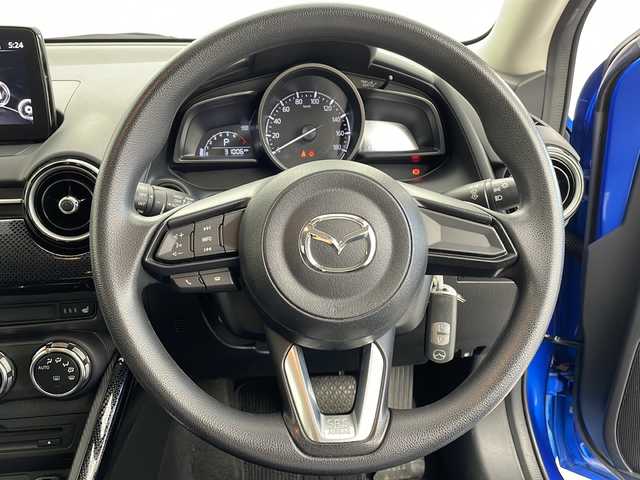 マツダ デミオ 13S 千葉県 2018(平30)年 3.1万km ダイナミックブルーマイカ 禁煙車/ワンオーナー/i-ACTIVSENSE/・スマートシティーブレーキサポート/・BSM/・車線逸脱警報システム/・パーキングセンサー/マツダコネクト/Bluetooth/CD/DVD/AUX/フルセグ/アラウンドビューモニター/純正フロアマット/LEDオートライト/シートヒーター/オートエアコン/アイドリングストップ/USBポート/プッシュスタート/スマートキー/取扱説明書/保証書