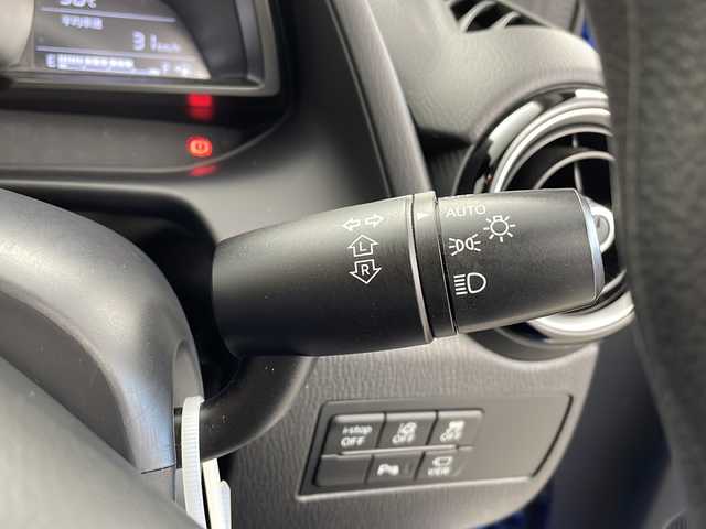 マツダ デミオ 13S 千葉県 2018(平30)年 3.1万km ダイナミックブルーマイカ 禁煙車/ワンオーナー/i-ACTIVSENSE/・スマートシティーブレーキサポート/・BSM/・車線逸脱警報システム/・パーキングセンサー/マツダコネクト/Bluetooth/CD/DVD/AUX/フルセグ/アラウンドビューモニター/純正フロアマット/LEDオートライト/シートヒーター/オートエアコン/アイドリングストップ/USBポート/プッシュスタート/スマートキー/取扱説明書/保証書