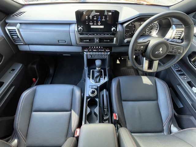 三菱 トライトン GSR 福島県 2024(令6)年 0.9万km オレンジⅡ シートヒーター/ステアリングヒーター/ETC/全方位カメラ/アイドリングストップ/サイドエアバック/オートクルーズコントロール/ヒルディセントコントロール/レーンキープアシスト/横滑り防止/全方位カメラ/オートマチックハイビーム/AAC/Wエアコン/シートヒーター/パワーシート/純正ディスプレイオーディオ/フルセグTV/Bluetooth/USB入力端子/スマートキー/ハーフレザーシート/オートライト/LEDヘッドライト/フロントフォグランプ/純正AW/ルーフレール