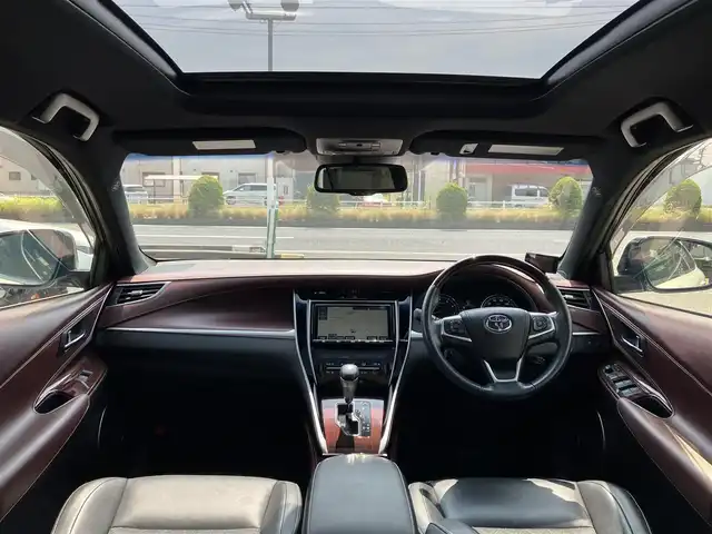 トヨタ ハリアー プレミアム 三重県 2016(平28)年 5.5万km ホワイトパールクリスタルシャイン パノラマムーンルーフ/パワーバックドア/LDA(レーンディパーチャーアラート)/♪純正ナビ/　・フルセグTV ・CD録音/　・DVD再生・Bluetooth/♪バックカメラ/♪クルーズコントロール/♪スマートキー×2/♪プッシュスタート/♪ハーフレザーシート/♪D席パワーシート/♪革巻ステアリング/♪ステアリングスイッチ/♪アイドリングストップ/♪純正18インチAW/♪LEDヘッドライト/♪LEDフォグライト/♪オートライト/♪オートハイビーム/♪オートリトラクタブルミラー/♪フロアマット/♪ドアバイザー/♪ビルトインETC/♪サイド/カーテン/ニーエアバック