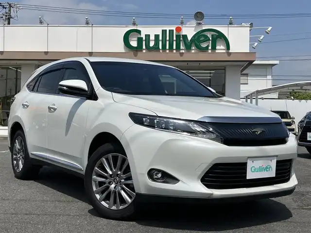 トヨタ ハリアー プレミアム 三重県 2016(平28)年 5.5万km ホワイトパールクリスタルシャイン パノラマムーンルーフ/パワーバックドア/LDA(レーンディパーチャーアラート)/♪純正ナビ/　・フルセグTV ・CD録音/　・DVD再生・Bluetooth/♪バックカメラ/♪クルーズコントロール/♪スマートキー×2/♪プッシュスタート/♪ハーフレザーシート/♪D席パワーシート/♪革巻ステアリング/♪ステアリングスイッチ/♪アイドリングストップ/♪純正18インチAW/♪LEDヘッドライト/♪LEDフォグライト/♪オートライト/♪オートハイビーム/♪オートリトラクタブルミラー/♪フロアマット/♪ドアバイザー/♪ビルトインETC/♪サイド/カーテン/ニーエアバック