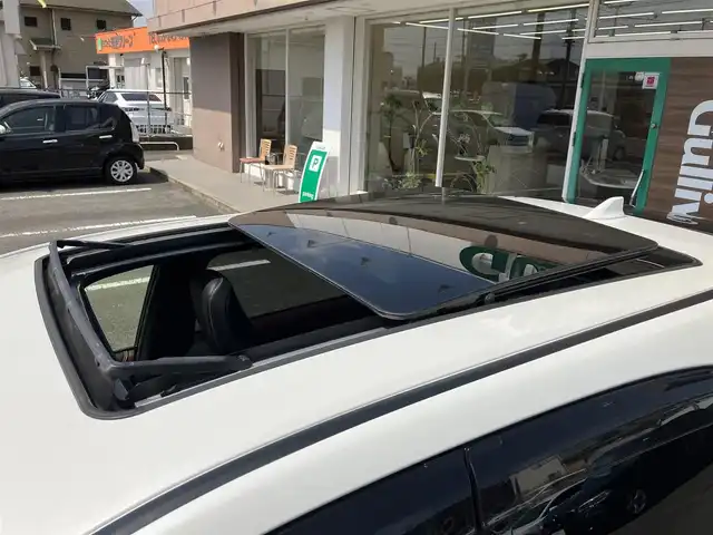 トヨタ ハリアー プレミアム 三重県 2016(平28)年 5.5万km ホワイトパールクリスタルシャイン パノラマムーンルーフ/パワーバックドア/LDA(レーンディパーチャーアラート)/♪純正ナビ/　・フルセグTV ・CD録音/　・DVD再生・Bluetooth/♪バックカメラ/♪クルーズコントロール/♪スマートキー×2/♪プッシュスタート/♪ハーフレザーシート/♪D席パワーシート/♪革巻ステアリング/♪ステアリングスイッチ/♪アイドリングストップ/♪純正18インチAW/♪LEDヘッドライト/♪LEDフォグライト/♪オートライト/♪オートハイビーム/♪オートリトラクタブルミラー/♪フロアマット/♪ドアバイザー/♪ビルトインETC/♪サイド/カーテン/ニーエアバック