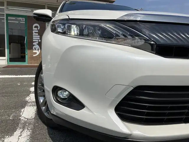 トヨタ ハリアー プレミアム 三重県 2016(平28)年 5.5万km ホワイトパールクリスタルシャイン パノラマムーンルーフ/パワーバックドア/LDA(レーンディパーチャーアラート)/♪純正ナビ/　・フルセグTV ・CD録音/　・DVD再生・Bluetooth/♪バックカメラ/♪クルーズコントロール/♪スマートキー×2/♪プッシュスタート/♪ハーフレザーシート/♪D席パワーシート/♪革巻ステアリング/♪ステアリングスイッチ/♪アイドリングストップ/♪純正18インチAW/♪LEDヘッドライト/♪LEDフォグライト/♪オートライト/♪オートハイビーム/♪オートリトラクタブルミラー/♪フロアマット/♪ドアバイザー/♪ビルトインETC/♪サイド/カーテン/ニーエアバック