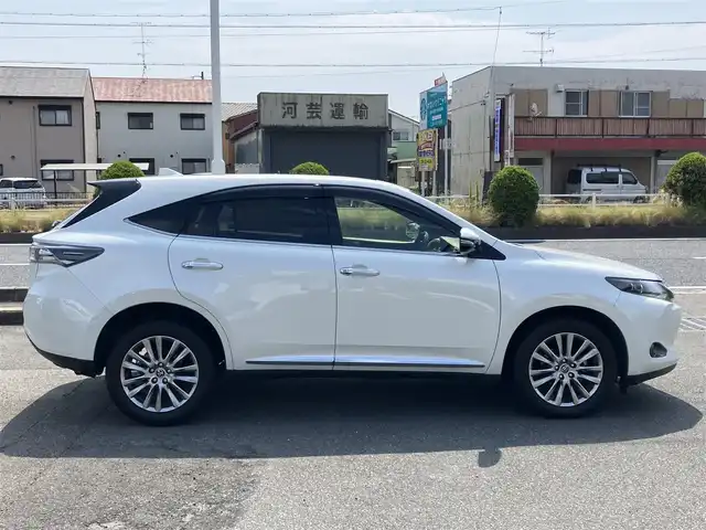 トヨタ ハリアー プレミアム 三重県 2016(平28)年 5.5万km ホワイトパールクリスタルシャイン パノラマムーンルーフ/パワーバックドア/LDA(レーンディパーチャーアラート)/♪純正ナビ/　・フルセグTV ・CD録音/　・DVD再生・Bluetooth/♪バックカメラ/♪クルーズコントロール/♪スマートキー×2/♪プッシュスタート/♪ハーフレザーシート/♪D席パワーシート/♪革巻ステアリング/♪ステアリングスイッチ/♪アイドリングストップ/♪純正18インチAW/♪LEDヘッドライト/♪LEDフォグライト/♪オートライト/♪オートハイビーム/♪オートリトラクタブルミラー/♪フロアマット/♪ドアバイザー/♪ビルトインETC/♪サイド/カーテン/ニーエアバック