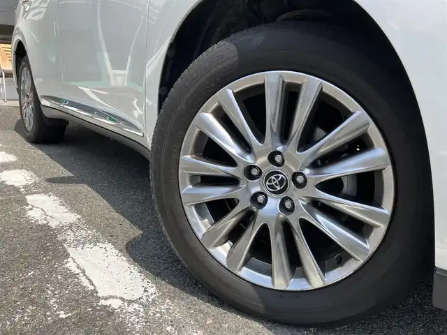 トヨタ ハリアー プレミアム 三重県 2016(平28)年 5.5万km ホワイトパールクリスタルシャイン パノラマムーンルーフ/パワーバックドア/LDA(レーンディパーチャーアラート)/♪純正ナビ/　・フルセグTV ・CD録音/　・DVD再生・Bluetooth/♪バックカメラ/♪クルーズコントロール/♪スマートキー×2/♪プッシュスタート/♪ハーフレザーシート/♪D席パワーシート/♪革巻ステアリング/♪ステアリングスイッチ/♪アイドリングストップ/♪純正18インチAW/♪LEDヘッドライト/♪LEDフォグライト/♪オートライト/♪オートハイビーム/♪オートリトラクタブルミラー/♪フロアマット/♪ドアバイザー/♪ビルトインETC/♪サイド/カーテン/ニーエアバック