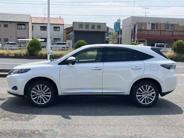 トヨタ ハリアー プレミアム 三重県 2016(平28)年 5.5万km ホワイトパールクリスタルシャイン パノラマムーンルーフ/パワーバックドア/LDA(レーンディパーチャーアラート)/♪純正ナビ/　・フルセグTV ・CD録音/　・DVD再生・Bluetooth/♪バックカメラ/♪クルーズコントロール/♪スマートキー×2/♪プッシュスタート/♪ハーフレザーシート/♪D席パワーシート/♪革巻ステアリング/♪ステアリングスイッチ/♪アイドリングストップ/♪純正18インチAW/♪LEDヘッドライト/♪LEDフォグライト/♪オートライト/♪オートハイビーム/♪オートリトラクタブルミラー/♪フロアマット/♪ドアバイザー/♪ビルトインETC/♪サイド/カーテン/ニーエアバック
