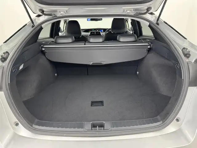 トヨタ プリウス A ツーリングセレクション 福岡県 2018(平30)年 3.7万km シルバーM 純正９型ナビ／フルセグＴＶ　/バックカメラ　/ビルトインＥＴＣ　/前後ドラレコ　/レーダークルコン　/コーナーセンサー　/トヨタセーフティセンス　/アクセル踏み間違い防止　/パーキングアシスト　/シートヒーター　/ＨＵＤ