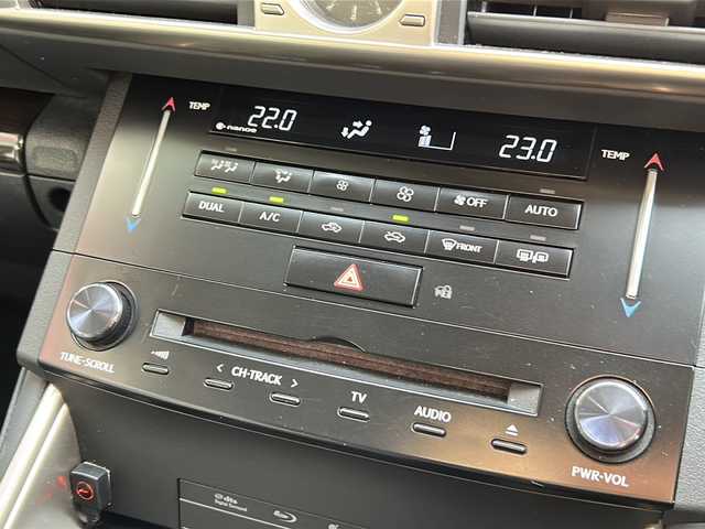 レクサス ＩＳ 300h バージョンL 広島県 2014(平26)年 8.8万km ホワイトパールクリスタルシャイン 禁煙/純正ナビ/CD/DVD/DTV/Bluetooth/Blu-ray/バックカメラ/クルーズコントロール/黒革シート/シートヒーター/シートベンチレーション/パワーシート/メモリーシート/クリアランスソナー/LEDオートライト/ビルトインETC/ステアリングスイッチ/パドルシフト/純正フロアマット/スマートキー/プッシュスタート