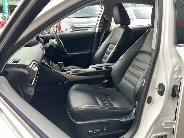 レクサス ＩＳ 300h バージョンL 広島県 2014(平26)年 8.8万km ホワイトパールクリスタルシャイン 禁煙/純正ナビ/CD/DVD/DTV/Bluetooth/Blu-ray/バックカメラ/クルーズコントロール/黒革シート/シートヒーター/シートベンチレーション/パワーシート/メモリーシート/クリアランスソナー/LEDオートライト/ビルトインETC/ステアリングスイッチ/パドルシフト/純正フロアマット/スマートキー/プッシュスタート