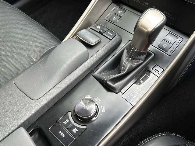 レクサス ＩＳ 300h バージョンL 広島県 2014(平26)年 8.8万km ホワイトパールクリスタルシャイン 禁煙/純正ナビ/CD/DVD/DTV/Bluetooth/Blu-ray/バックカメラ/クルーズコントロール/黒革シート/シートヒーター/シートベンチレーション/パワーシート/メモリーシート/クリアランスソナー/LEDオートライト/ビルトインETC/ステアリングスイッチ/パドルシフト/純正フロアマット/スマートキー/プッシュスタート