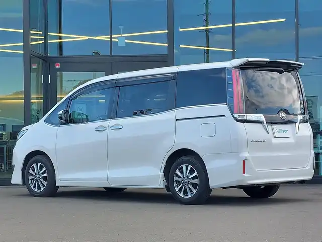 トヨタ エスクァイア Gi プレミアムパッケージ 東京都 2018(平30)年 3.5万km ホワイトパールクリスタルシャイン 純正10インチナビ(NSZN-Z66T)/【AM/FM/DISC/SD/TV/BT】/純正12インチフリップダウンモニター/ビルトインETC2.0/ドライブレコーダー/バックカメラ/クルーズコントロール/両側電動スライドドア/プリクラッシュセーフティ/レーンディパーチャーアラート/アイドリングストップ/ステアリングヒーター/シートヒーター/ハーフレザーシート/コーナーセンサー/LEDヘッドライト/フォグランプ/プッシュスタート/スマートキー/スペアキー×１