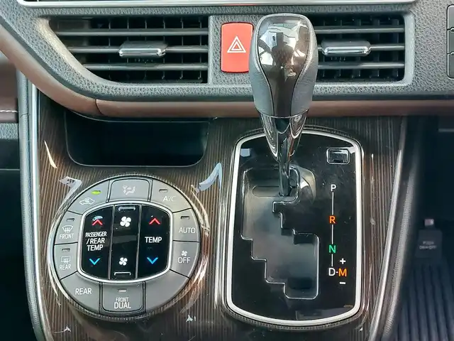 トヨタ エスクァイア Gi プレミアムパッケージ 東京都 2018(平30)年 3.5万km ホワイトパールクリスタルシャイン 純正10インチナビ(NSZN-Z66T)/【AM/FM/DISC/SD/TV/BT】/純正12インチフリップダウンモニター/ビルトインETC2.0/ドライブレコーダー/バックカメラ/クルーズコントロール/両側電動スライドドア/プリクラッシュセーフティ/レーンディパーチャーアラート/アイドリングストップ/ステアリングヒーター/シートヒーター/ハーフレザーシート/コーナーセンサー/LEDヘッドライト/フォグランプ/プッシュスタート/スマートキー/スペアキー×１