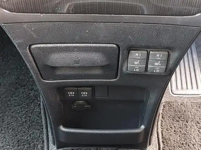 トヨタ エスクァイア Gi プレミアムパッケージ 東京都 2018(平30)年 3.5万km ホワイトパールクリスタルシャイン 純正10インチナビ(NSZN-Z66T)/【AM/FM/DISC/SD/TV/BT】/純正12インチフリップダウンモニター/ビルトインETC2.0/ドライブレコーダー/バックカメラ/クルーズコントロール/両側電動スライドドア/プリクラッシュセーフティ/レーンディパーチャーアラート/アイドリングストップ/ステアリングヒーター/シートヒーター/ハーフレザーシート/コーナーセンサー/LEDヘッドライト/フォグランプ/プッシュスタート/スマートキー/スペアキー×１